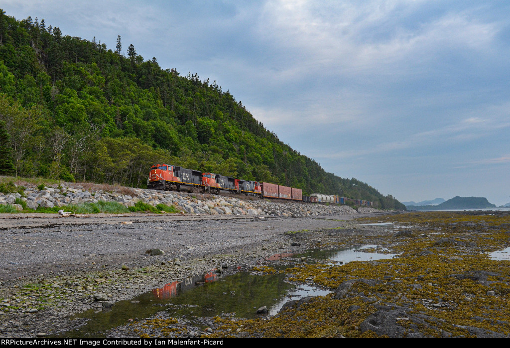 5761 leads CN 402 at lAnse-Au-Sable